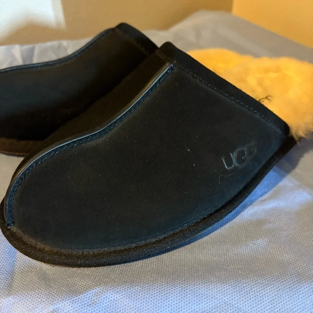 UGG Black and Cream scuff slippers fed  with Sheepskin/wool Lining